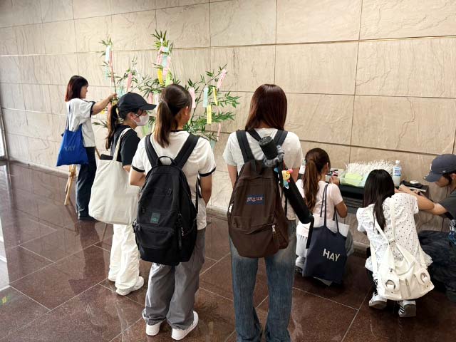 短冊に願い事を書く学生