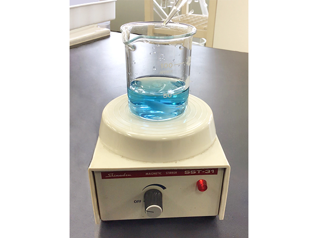 水酸化ナトリウム水溶液をさらに加えると、水溶液はアルカリ性になりました