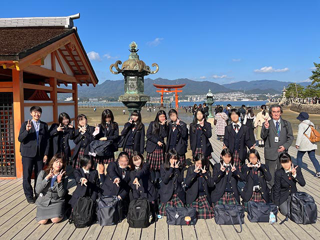 美しい鳥居を背景に