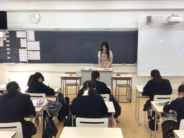 韓国語の授業を受けている生徒たち