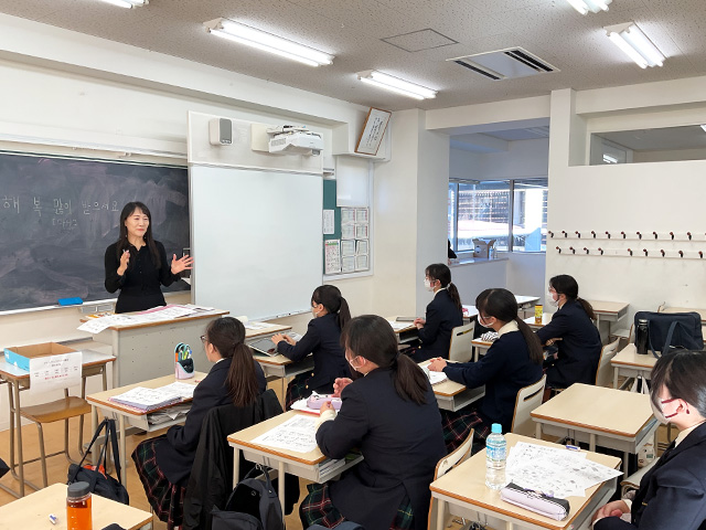 韓国語の先生と新年の挨拶をする生徒たち