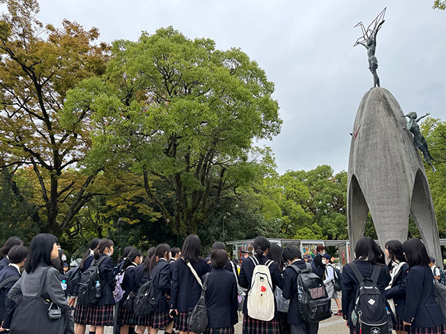 平和記念公園でガイドさんの話を聞いています