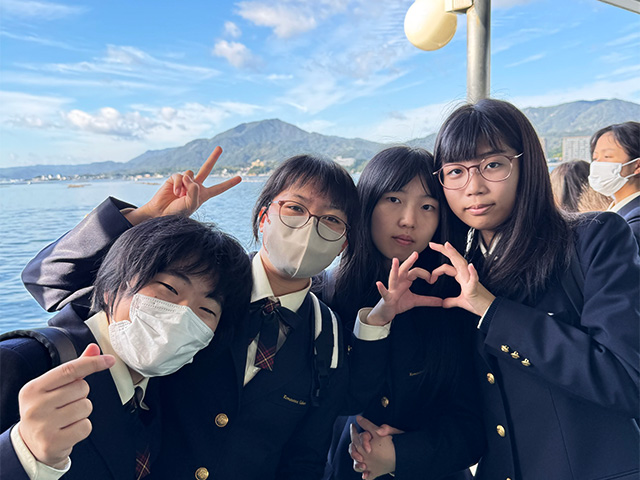 宮島に向かうフェリーの中で