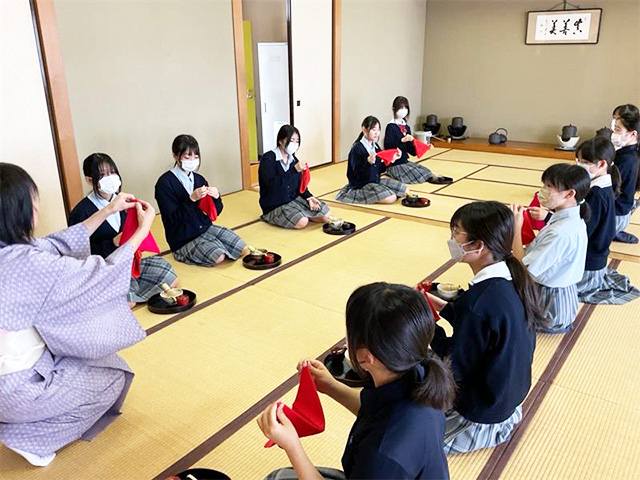 帛紗（ふくさ）の畳み方を習っています