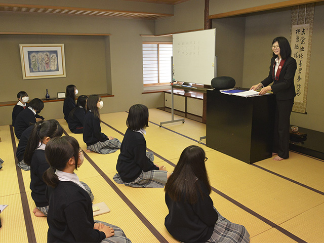 坐禅の前にお話しを聞きます。