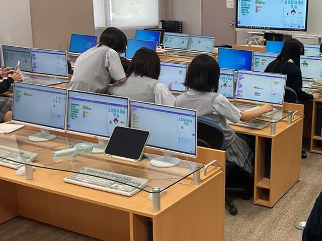 時には生徒同士で教えあうことも