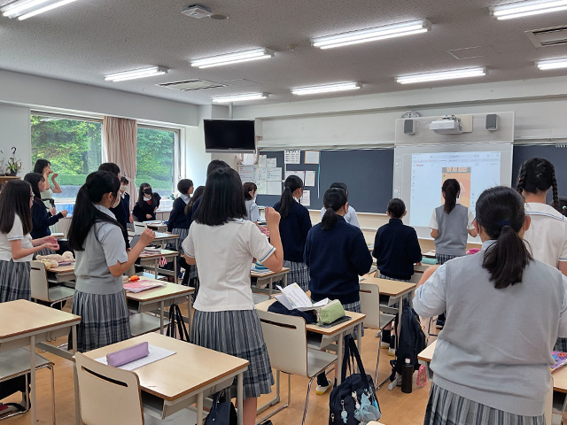 The students are practicing 「곰세마리」, “The three bears”.