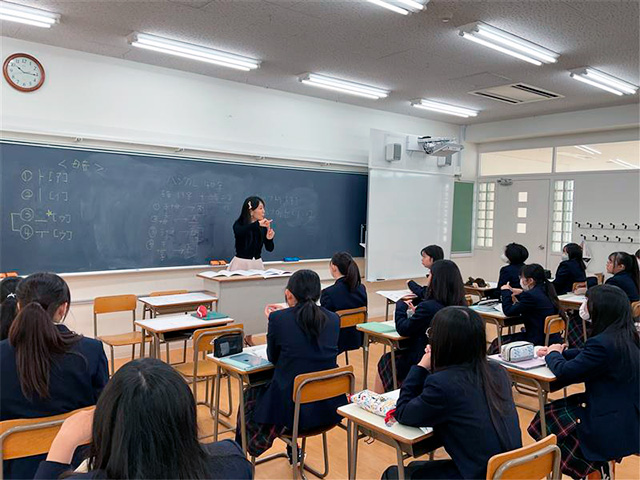 指でハングル文字の形を作りながら発音しています