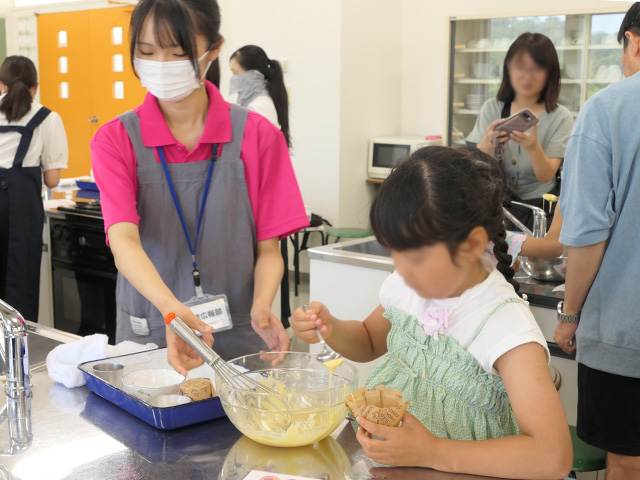 生徒広報部のお姉さんと一緒にカップケーキ作り!