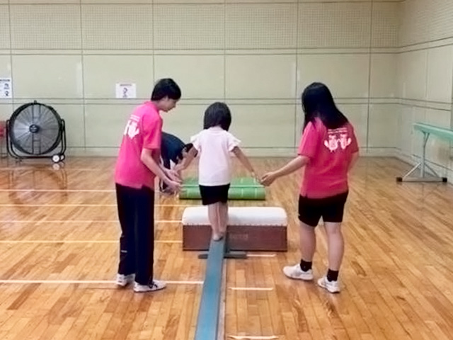 怖いからお姉さんと一緒に平均台歩こう!