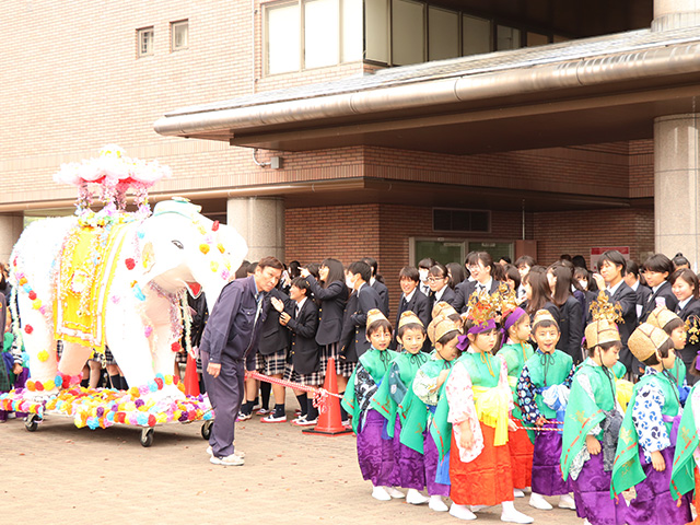 こまざわ幼稚園の園児による稚児行列