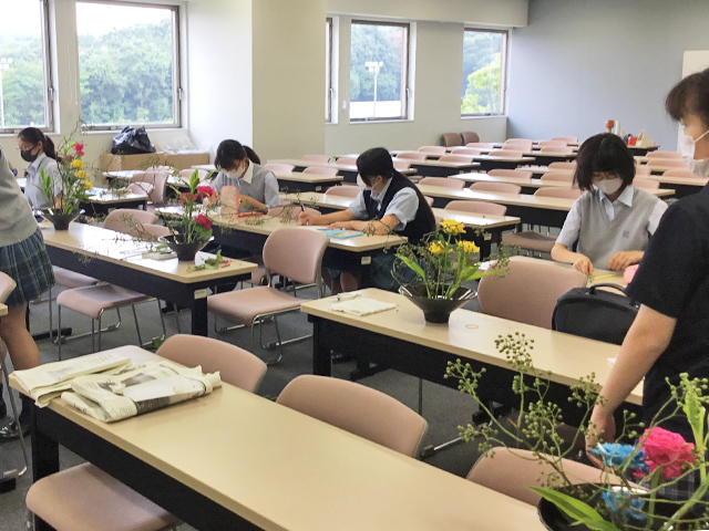 入学したらぜひ、華道部へ。女子力アップ？