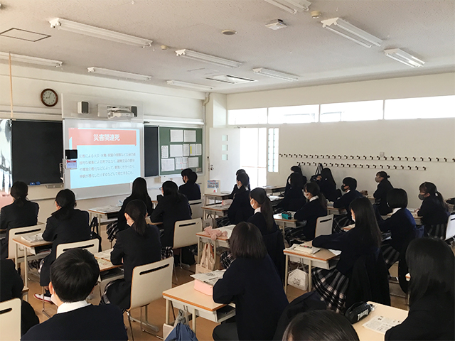 電子黒板に映し出されたスライドを見ながら学びました