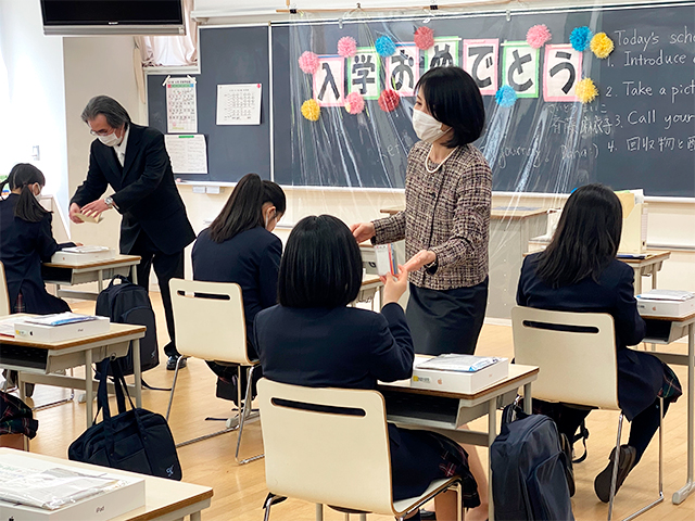 中学　式後の教室でのホームルーム風景