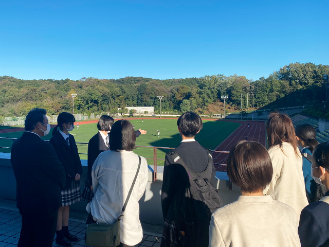 緑に囲まれるグラウンド