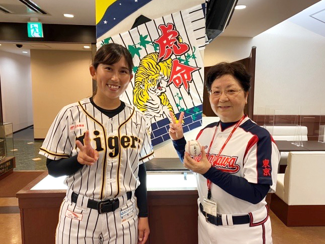 写真左：キャッチャーを務めた坂東瑞紀さん、写真右：始球式を務めた蘇武秀子先生