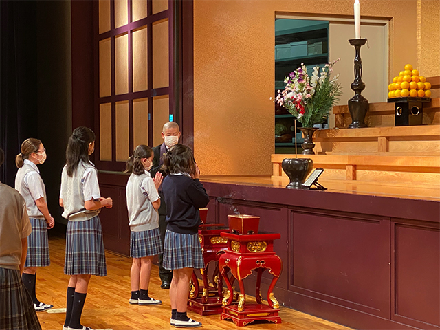 生徒の仏壇へのお焼香の様子