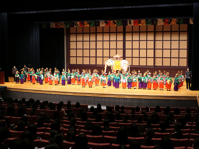 こまざわ幼稚園の園児によるお遊戯、大きな声で元気よく歌い踊ってくれました。