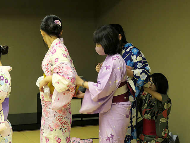 お互いにお直しをしながら美しい着付けに