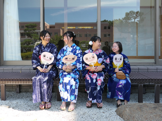 照心館でこまぽんうちわを持って！