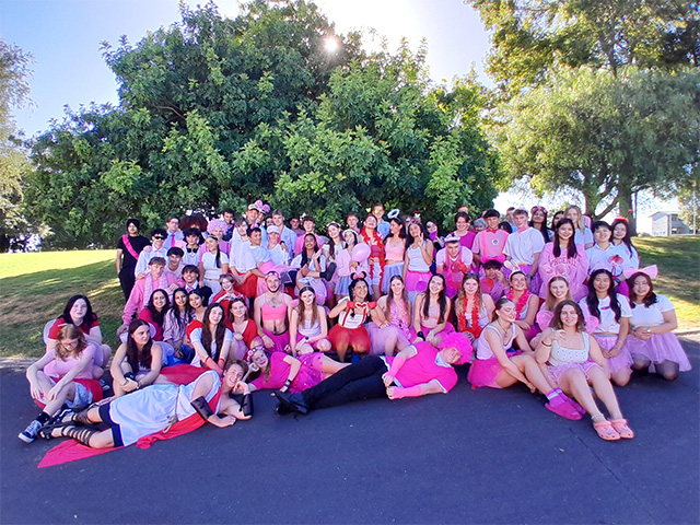 senior students celebrating St. Valentine's Day（祝バレンタイン）