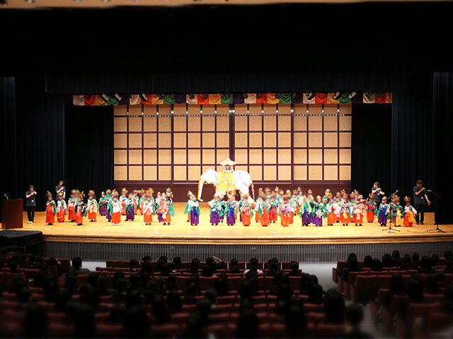 こまざわ幼稚園の年中・年長さんによるお遊戯です。
