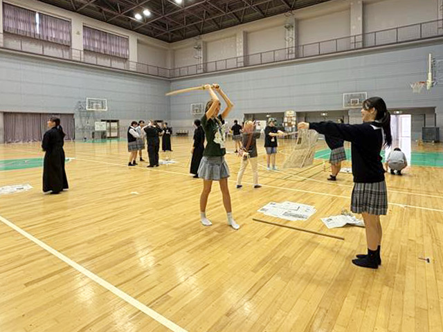杖道体験　広い体育館で木刀を握ります！