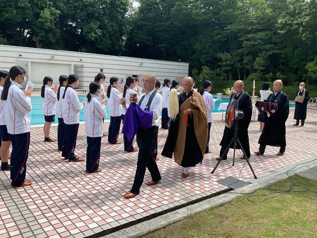 3年真組の生徒が代表として参列しました。