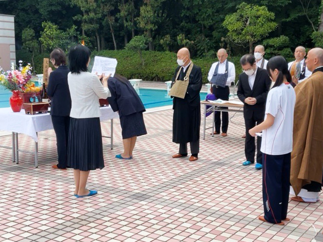 生徒を代表して真組の生徒もお焼香をしました。