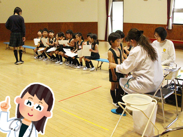 5月10日 水 内科検診です 年長さんがお手伝い ニュース トピックス 新着情報 駒沢女子短期大学付属 こまざわ幼稚園