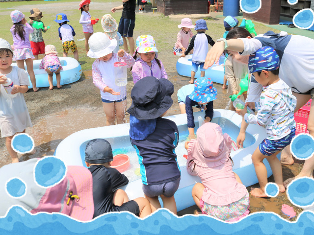 年少さんは初めての水遊び。とっても気持ちいいね。