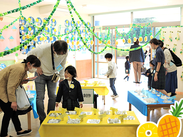 運動会で身に着けたヘアバンドとパイナップルが華やかに飾られています。自分が作った作品はどこにあるかな～？