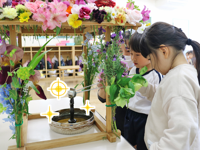 完成した花御堂でお釈迦様に甘茶を注ぎます！年少さんも上手ですね