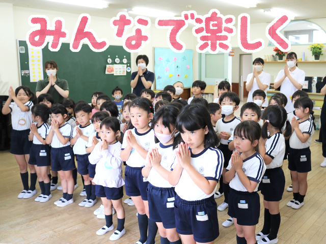 子どもたちは水の神様に手を合わせます