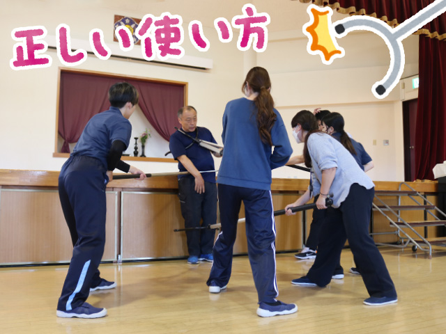さすまたで体のどの部分を抑えることが最適か、実践を通して学ぶことができました‼
