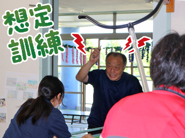 園内で実践的に防犯訓練を行いました。先生たちも真剣です！