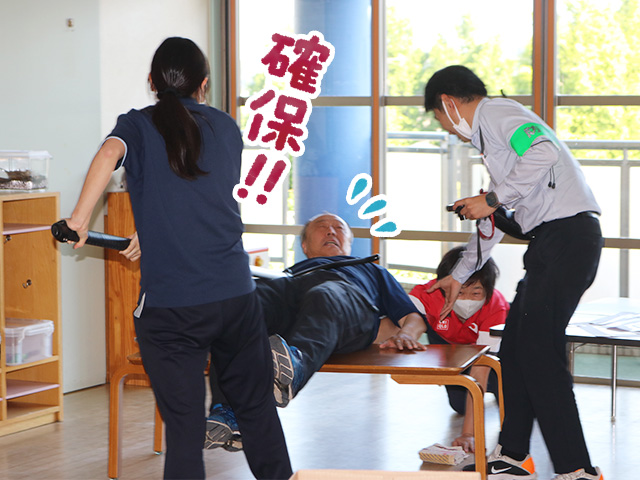 とっさの判断で近くにあった机を使い不審者を確保‼ 本番に近い体験ができました。