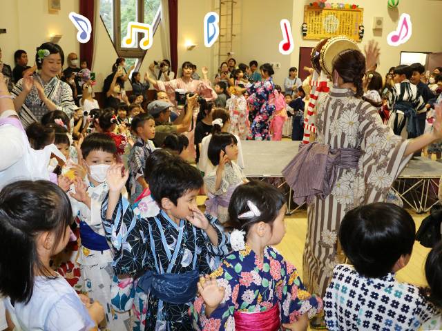 全員で楽しく円を作り終始笑顔で盆踊りを踊りました。年長さんは、とてもかっこよく太鼓を叩けましたね。