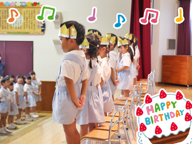 お友達から歌のプレゼントをいただきました。誕生児も感謝の気持ちを込めて歌いましたね♬