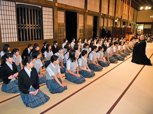 法堂にて朝課