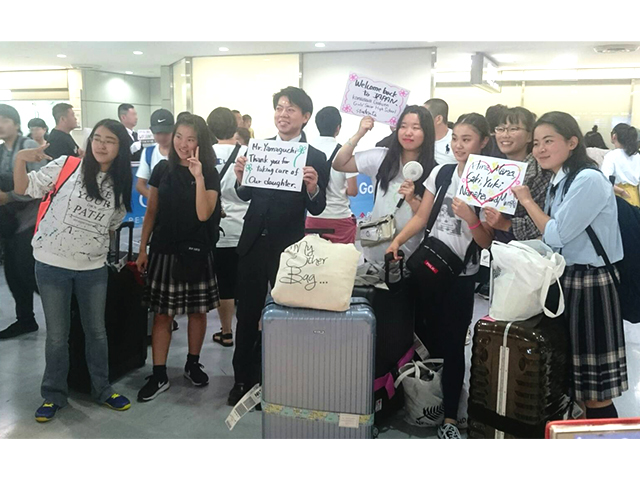 帰ってきました。 帰りの成田空港では、参加した生徒の保護者の方が盛大に出迎えて頂き、さながら凱旋帰国を果たした気持ちで、無事２週間のプログラムは幕を閉じました。