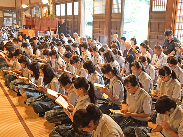 朝課の様子