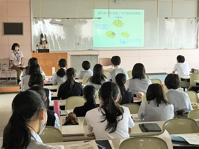 地域包括支援センターの保健師の方から講義中