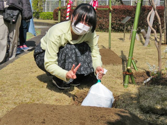 これからタイムカプセルを埋めます！