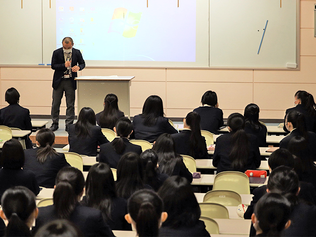 駒沢女子大学の先生の講義中