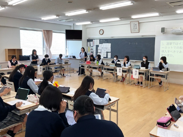 肯定・否定・審判・傍聴の4つのグループに分かれて行いました。