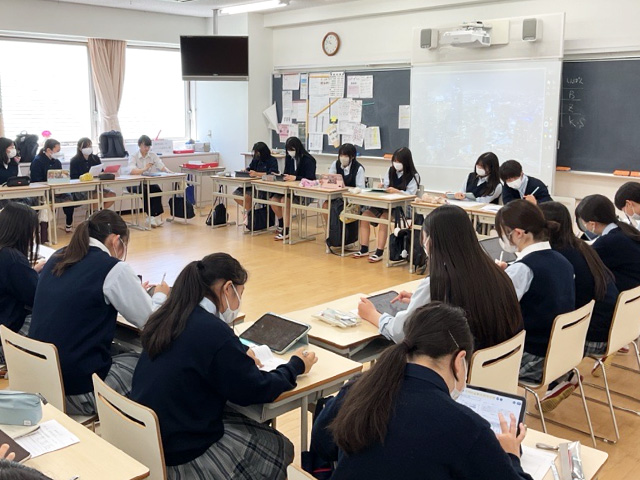 審議中。先生や教育実習生も参加しました。