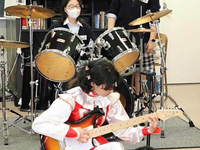 軽音部とモンゴルの生徒さんで楽器演奏
