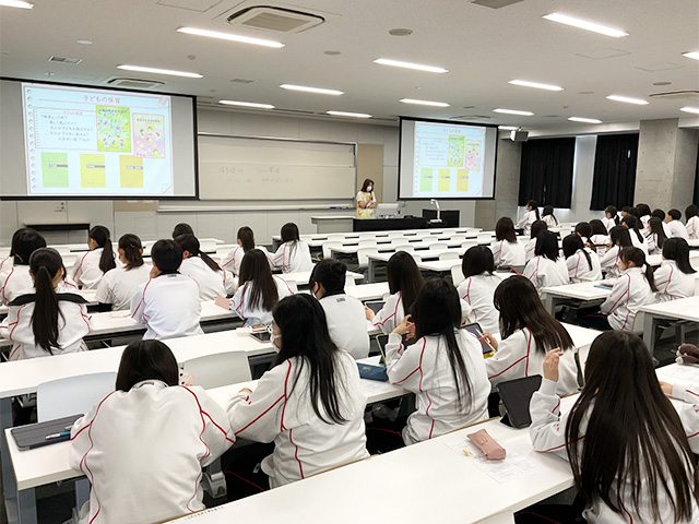 大学の広い講義室で受ける授業は、とても新鮮です