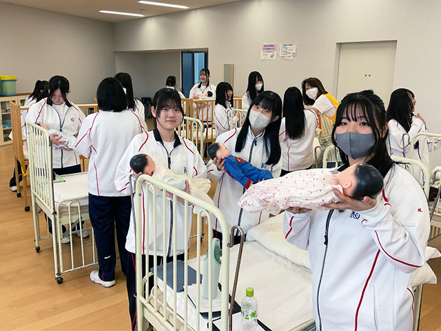赤ちゃんの抱っこや沐浴を体験できる実習室を紹介してもらいました
